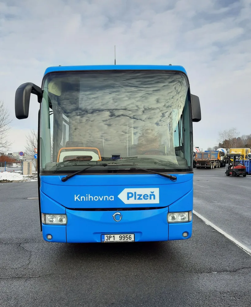 Unikátní knihovna na kolech se vrací do služby, bibliobus jezdí jen ve dvou městech v Česku
