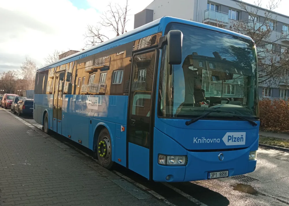 Unikátní knihovna na kolech se vrací do služby, bibliobus jezdí jen ve dvou městech v Česku