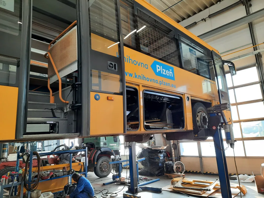 Unikátní knihovna na kolech se vrací do služby, bibliobus jezdí jen ve dvou městech v Česku