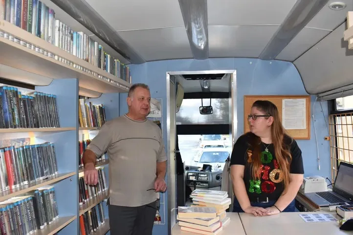 Unikátní knihovna na kolech se vrací do služby, bibliobus jezdí jen ve dvou městech v Česku