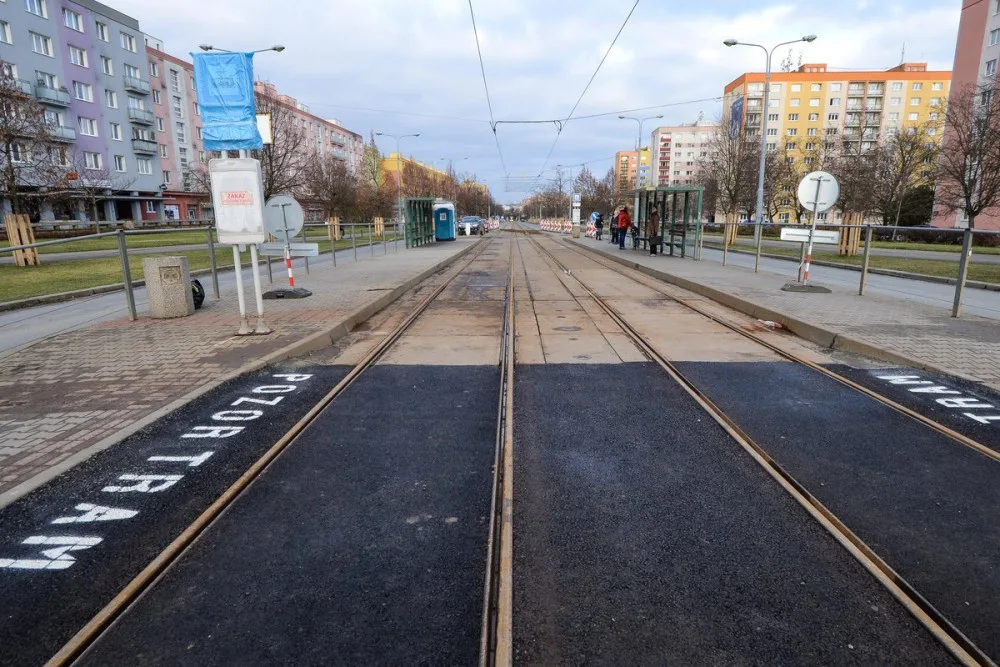 První etapa rozsáhlé rekonstrukce tramvajové trati na Koterovské je u konce, další odstartuje na jaře