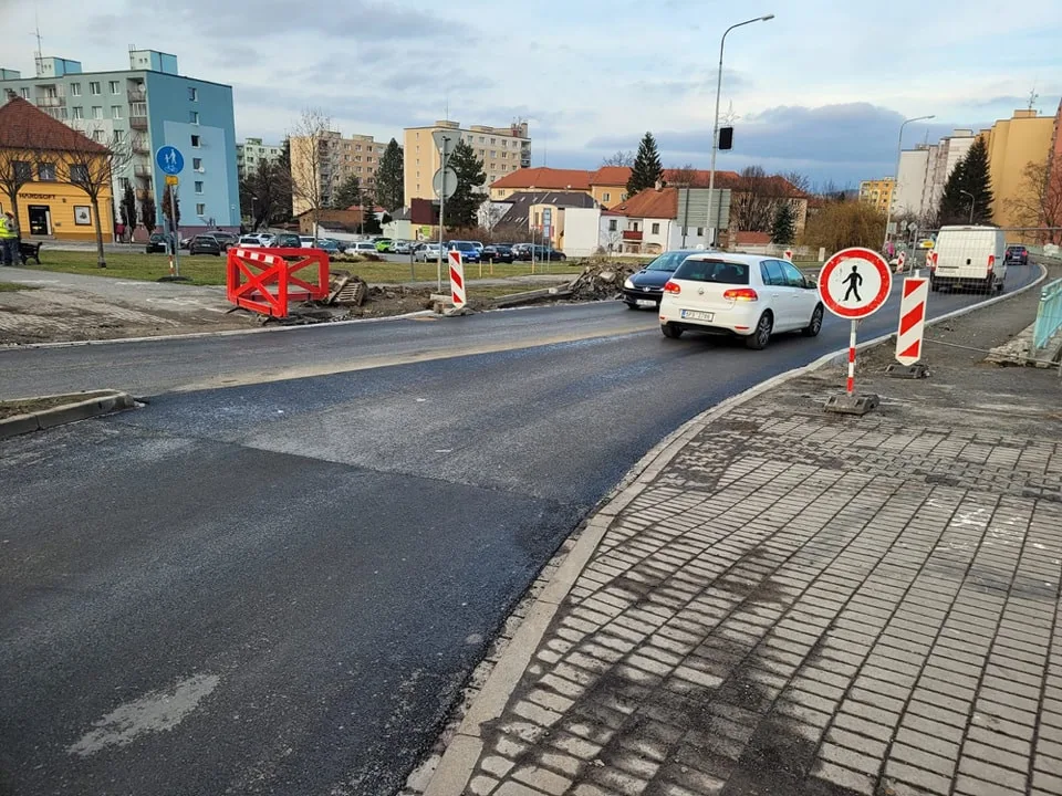 Skončila oprava hlavní tepny Rokycan, zbývá už jen dodělat chodníky