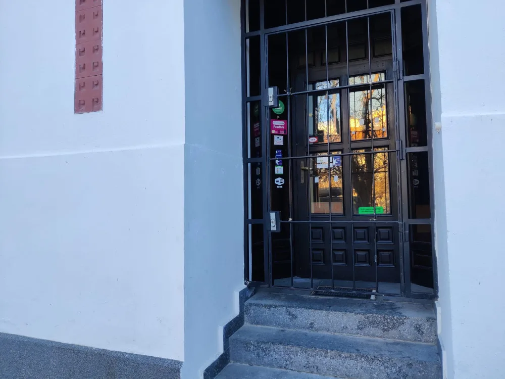 Zavřené už je nechvalně proslulé bistro s kebabem, které jeho majitel vyzdobil protižidovskými nápisy