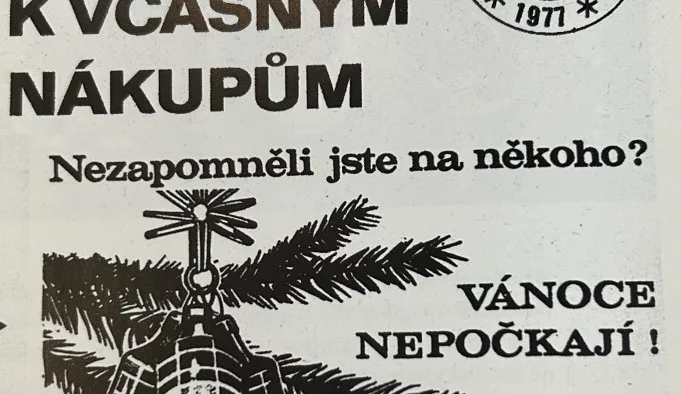 Balící papír z loňských Vánoc a dárky podpultovky. Jak vypadaly svátky v dobách minulých?
