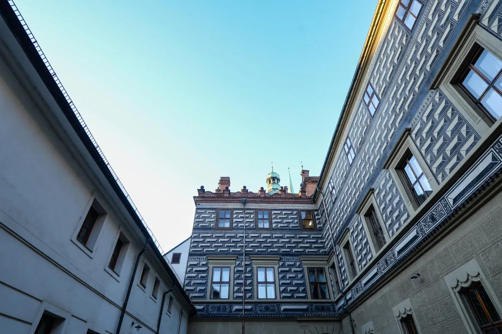 Vnitroblok plzeňského magistrátu má opravenou sgrafitovou výzdobu. Použila se původní historická technologie