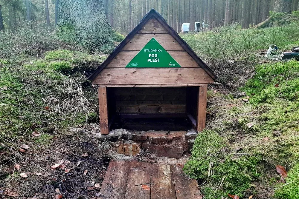 Čtyři studánky v Brdech kryjí nové stříšky, další prameny se budou podobně upravovat v příštím roce