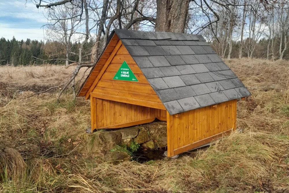 Čtyři studánky v Brdech kryjí nové stříšky, další prameny se budou podobně upravovat v příštím roce