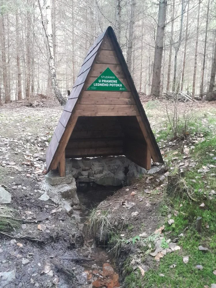 Čtyři studánky v Brdech kryjí nové stříšky, další prameny se budou podobně upravovat v příštím roce