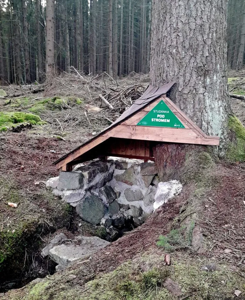Čtyři studánky v Brdech kryjí nové stříšky, další prameny se budou podobně upravovat v příštím roce