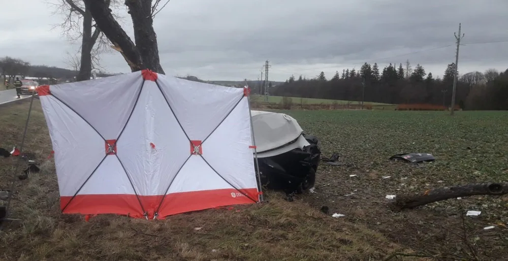 Dvacetiletý spolujezdec zahynul po nárazu osobního vozu do stromu. Stejně starý řidič je velmi těžce zraněn