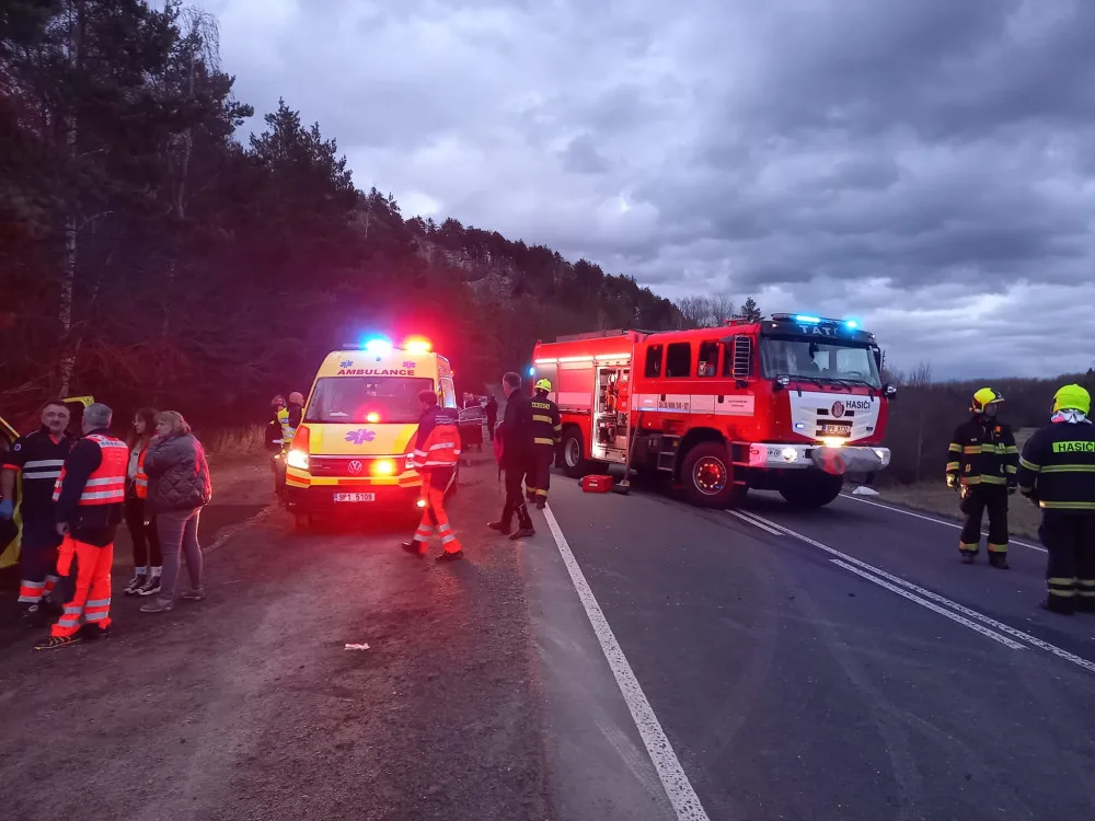 Řidič nepřežil čelní střet s osobním vozem, další čtyři lidé utrpěli zranění
