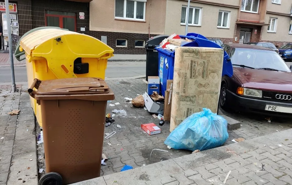 Ze stěhováků se vyklubali zakladatelé černé skládky, jeden byl navíc v celostátním pátrání