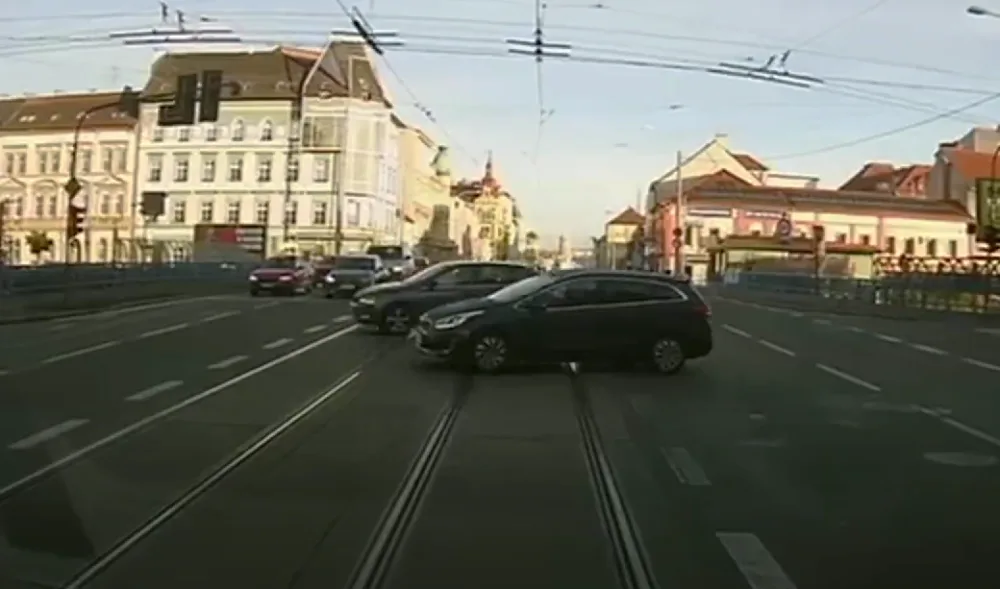 VIDEO: Zmatkující řidiči i chodci zbytečně zdržují hasičské či policejní vozy spěchající k zásahu
