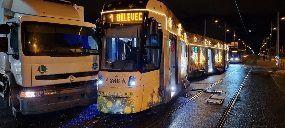 Vánoční tramvaj vykolejila po střetu s náklaďákem, foto: HZS PK.