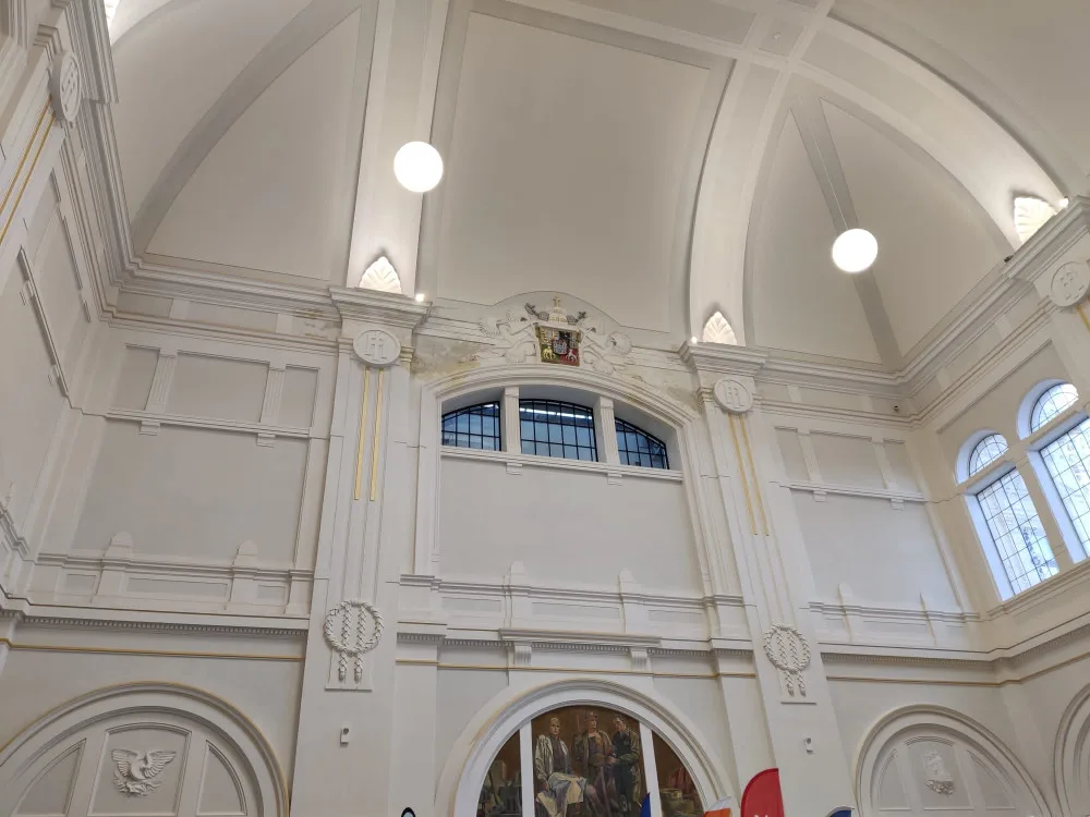 Cestujícím v Plzni se po tříleté rekonstrukci naplno otevře secesní budova hlavního vlakového nádraží