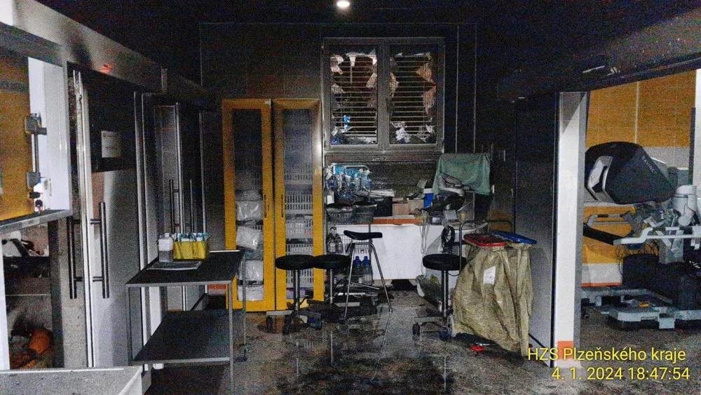 K požáru v pavilonu chirurgie vyjížděli v podvečer hasiči do fakultní nemocnice. Evakuovat museli 45 osob