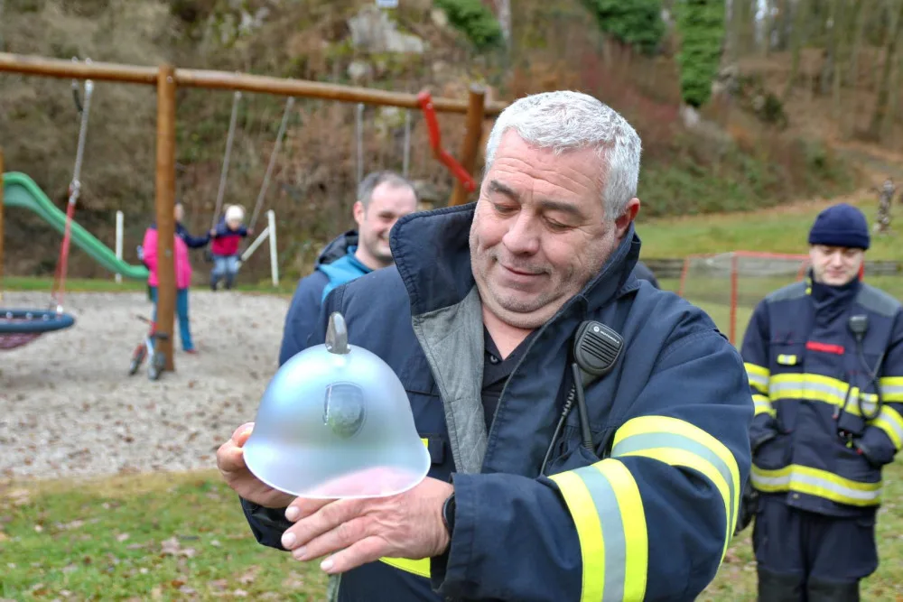 Na památku dostal Václav Pech od svých kolegů skleněnou hasičskou přilbu.