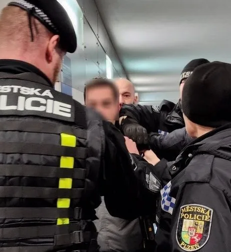 Agresor sprostě nadával lidem na nádraží. Když chtěl dát hlavičku strážníkovi městské policie, tvrdě narazil