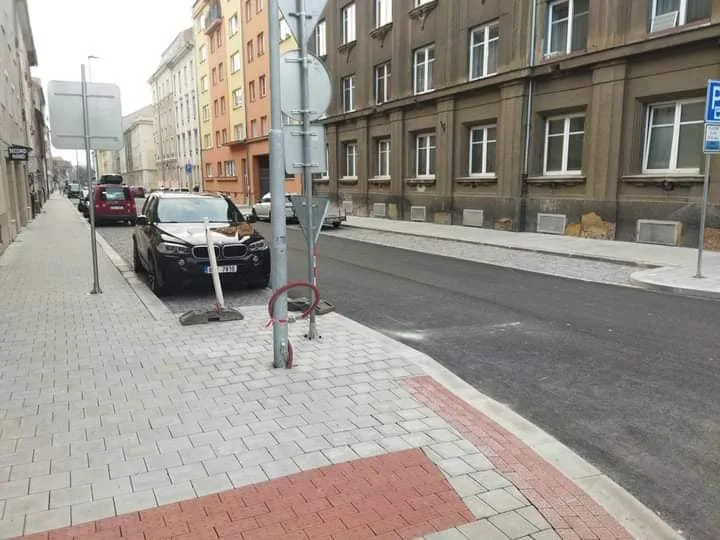 Firma nedodržela termíny a na zrekonstruované silnici nechala vady a nedodělky, otevření Plzenecké ulice se posouvá