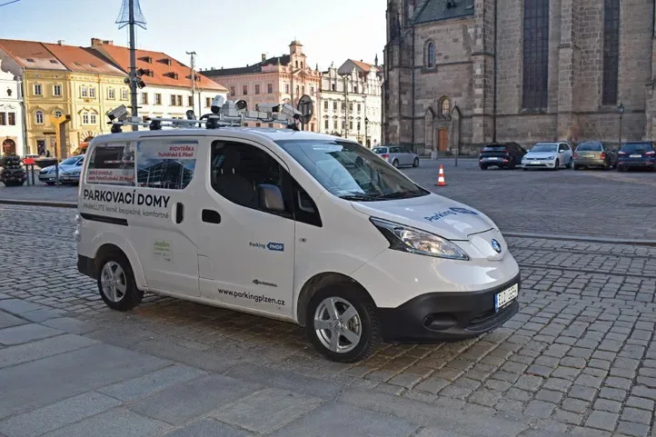 Parkování bude kontrolovat speciální vůz se šesti kamerami, začne v centru města