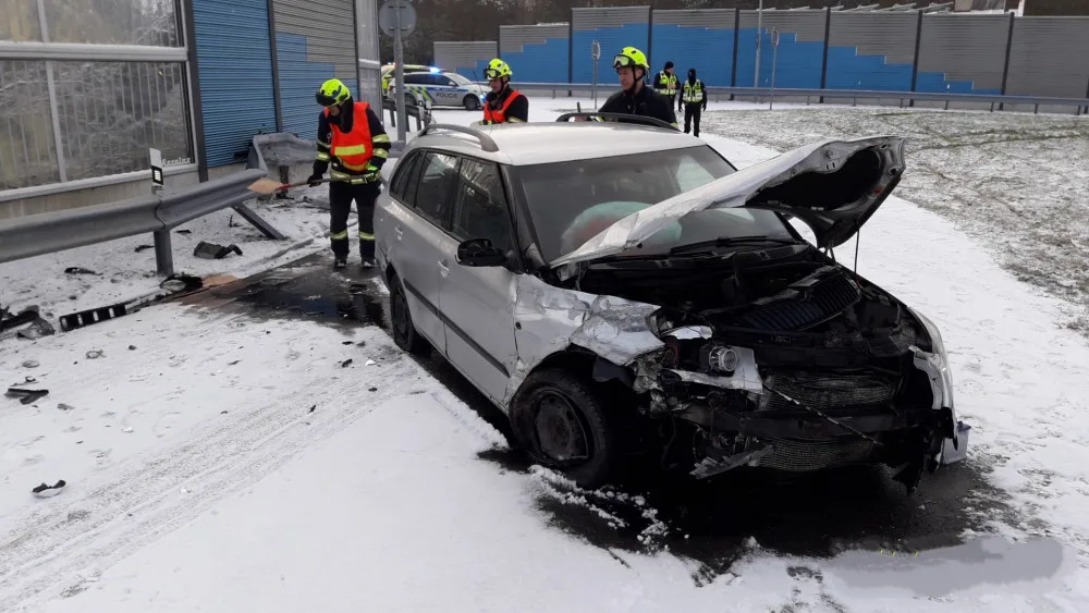 Nehoda jednoho osobního automobilu na Nové Hospodě na výpadovce na Sulkov