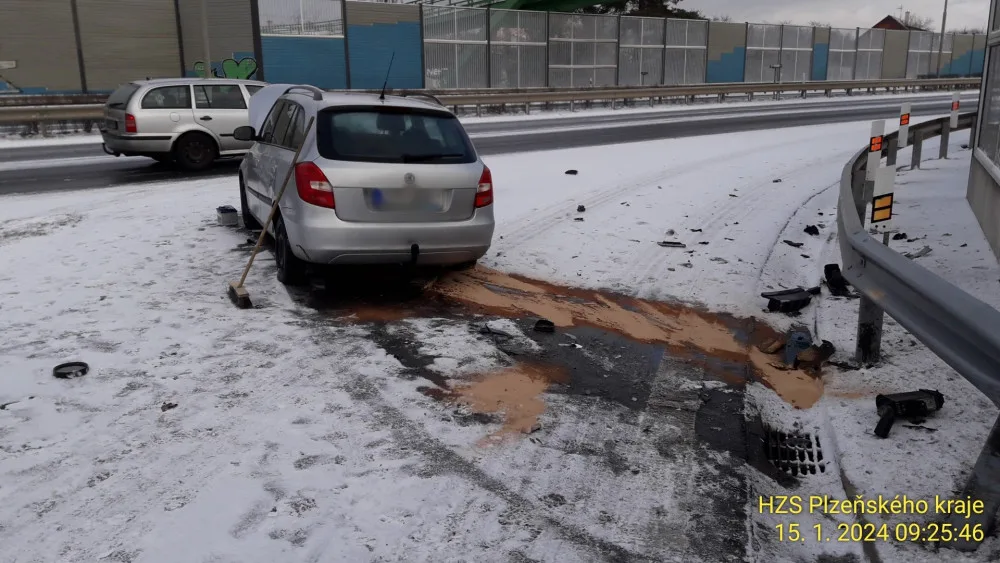 Nehoda jednoho osobního automobilu na Nové Hospodě na výpadovce na Sulkov
