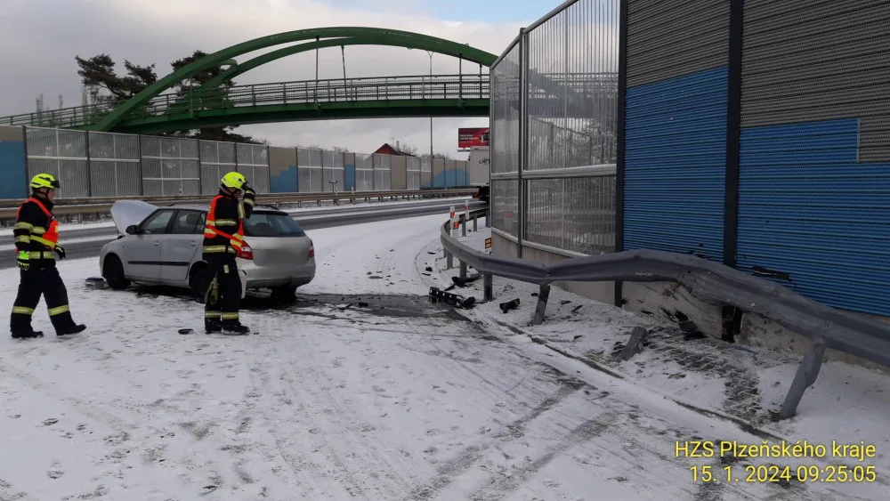 Nehoda jednoho osobního automobilu na Nové Hospodě na výpadovce na Sulkov