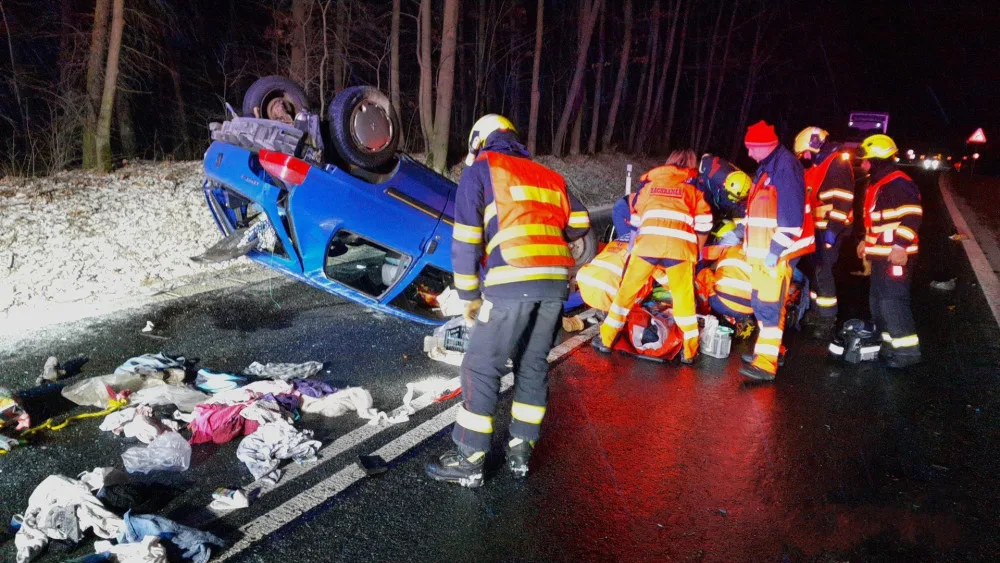 Řidička osobáku se těžce zranila při vážné nehodě na zledovatělé silnici. V krvi měla 1,9 promile alkoholu