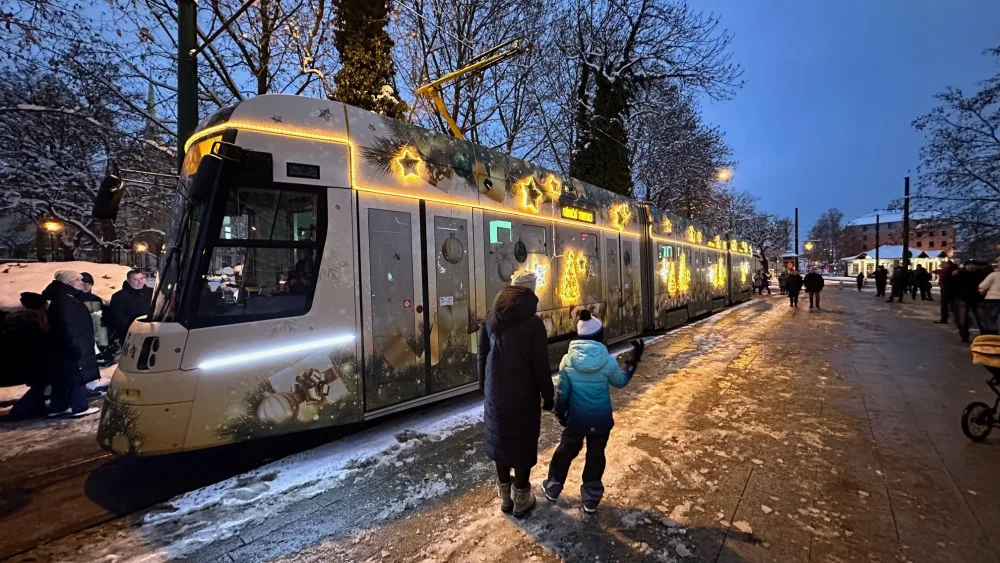 Nejmodernější plzeňská tramvaj Škoda 40T se loni představila i jako vánoční tramvaj
