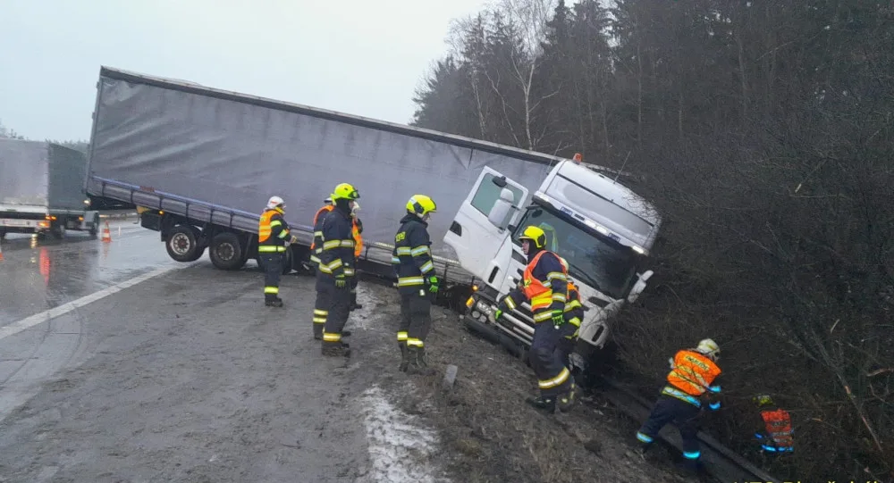 Tento kamion s návěsem sklouzl ze silnice mimo komunikaci na 127. kilometru dálnice D5