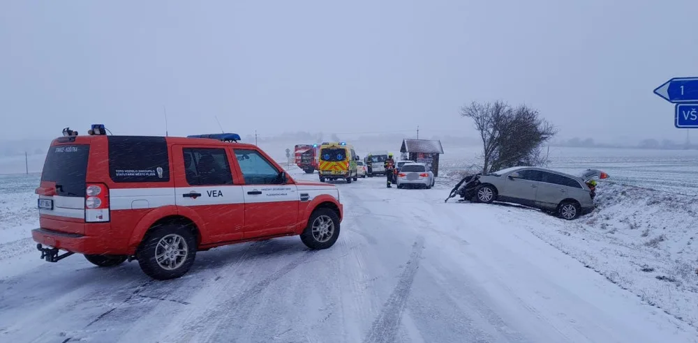 Hromadná nehoda čtyř automobilů na zasněžené silnici blokuje hlavní tah z Plzně na Karlovy Vary. Na místě jsou zranění