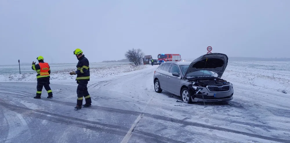 Hromadná nehoda čtyř automobilů na zasněžené silnici blokuje hlavní tah z Plzně na Karlovy Vary. Na místě jsou zranění