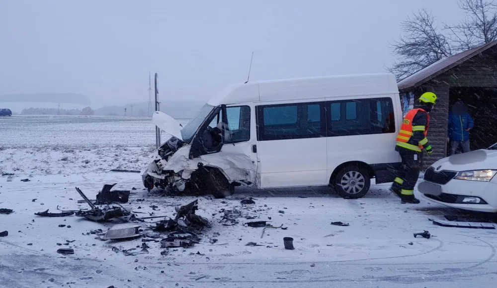 Hromadná nehoda čtyř automobilů na zasněžené silnici blokuje hlavní tah z Plzně na Karlovy Vary. Na místě jsou zranění