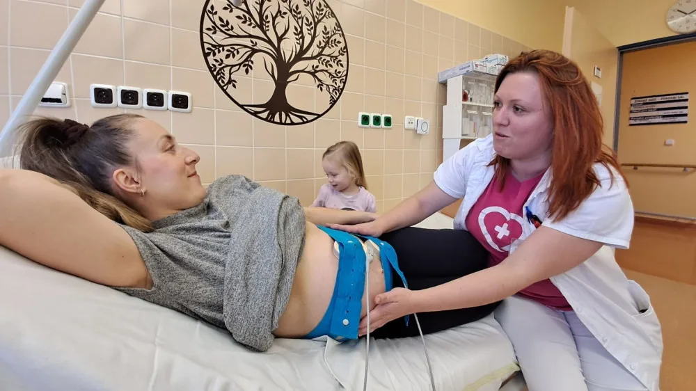 Pro těhotné a ženy v šestinedělí zavedla nemocnice zdarma novou návštěvní službu v domácím prostředí
