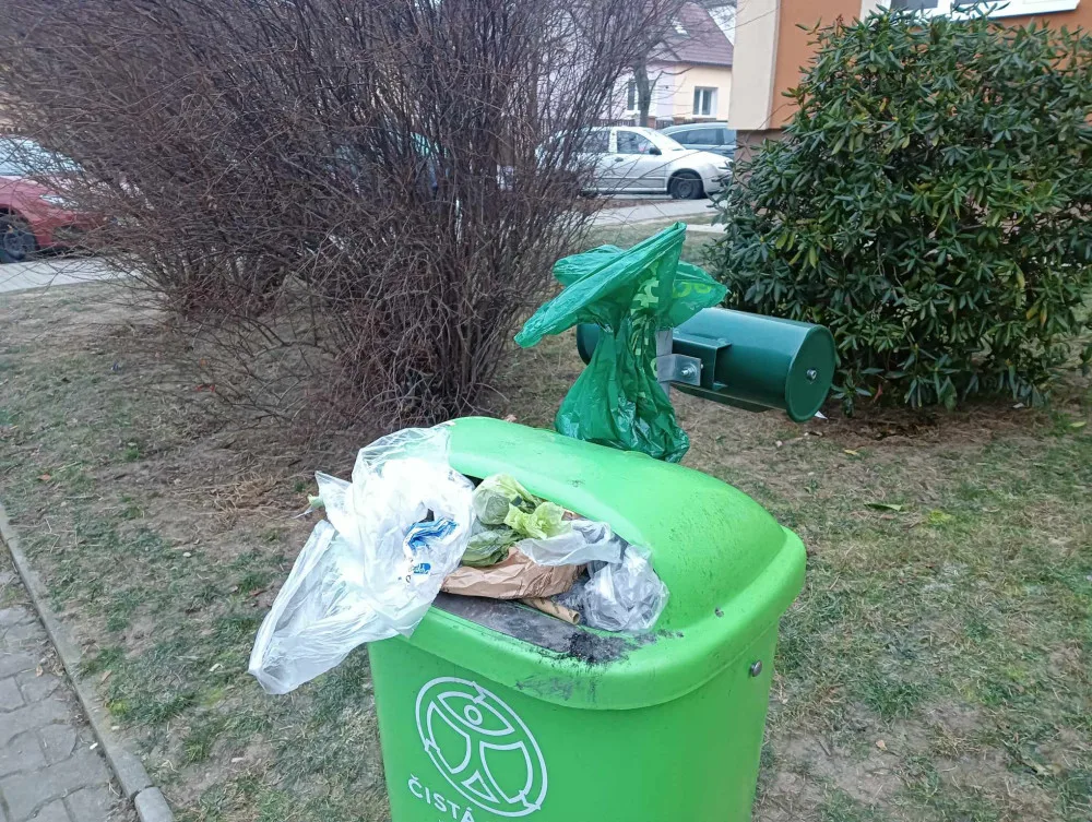 Takto ještě před týdnem vypadaly košíky na Doubravce