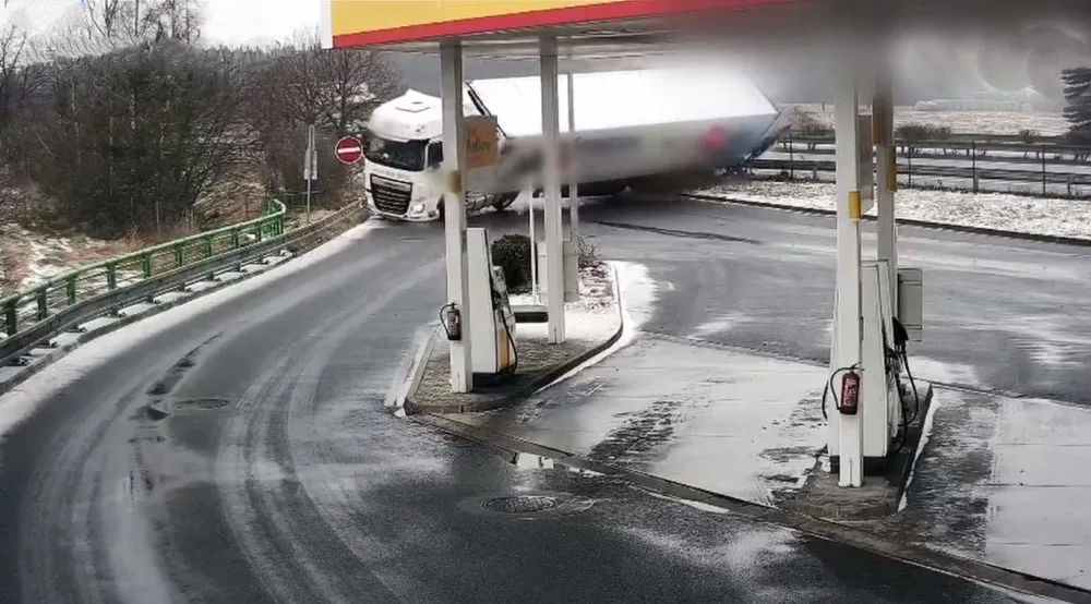 Video zachytilo nehodu kamionu, který se na ledovce ve vysoké rychlosti převrátil na bok před čerpací stanicí