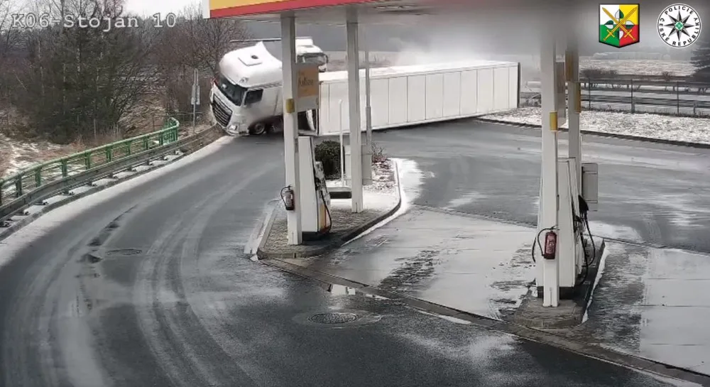 Video zachytilo nehodu kamionu, který se na ledovce ve vysoké rychlosti převrátil na bok před čerpací stanicí