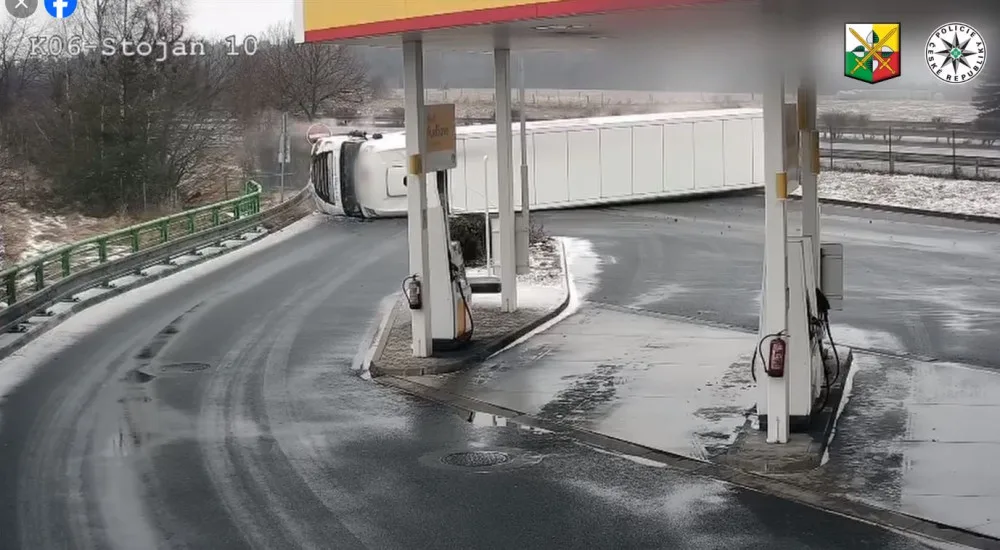 Video zachytilo nehodu kamionu, který se na ledovce ve vysoké rychlosti převrátil na bok před čerpací stanicí