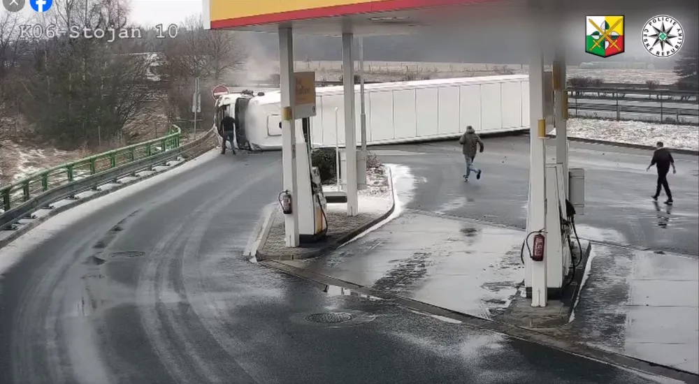 Video zachytilo nehodu kamionu, který se na ledovce ve vysoké rychlosti převrátil na bok před čerpací stanicí