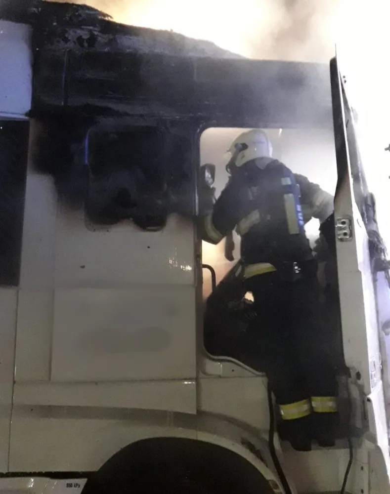 Na parkovišti shořel kamion. Jeho řidič se nadýchl zplodin a záchranáři ho odvezli do nemocnice