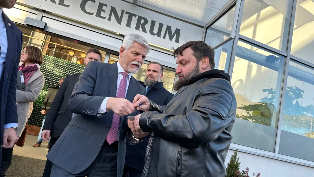 Prezident Petr Pavel věnoval v pivovaru autogram známému plzeňskému sběrateli podpisů Miroslavu Šťastnému