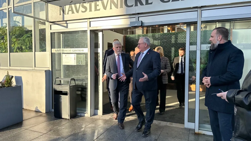Usměvavý prezident Petr Pavel věnoval podpis známému lovci autogramů a zahájil návštěvu Plzeňského kraje