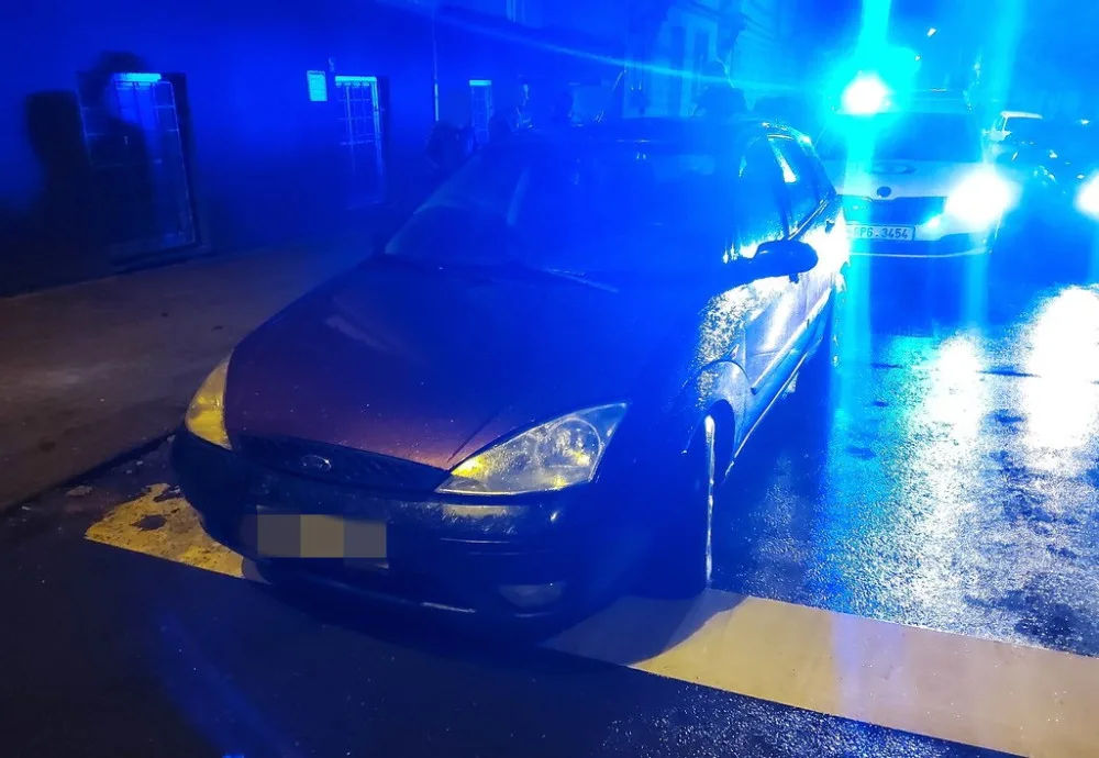 Řidič vozu Ford Focus nedal přednost jedoucímu služebnímu vozu městské policie. Šeredně se mu to vymstilo
