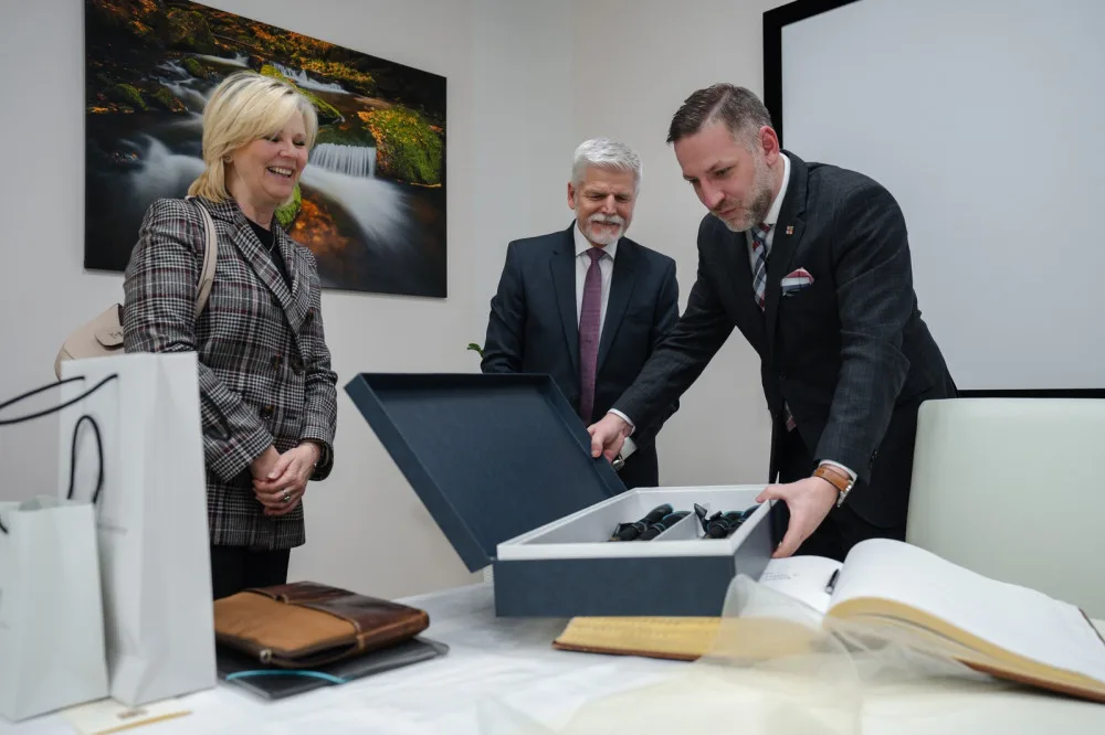 Prezidentský pár si z návštěvy Plzeňského kraje odvezl walkingové hole, unikátní keramiku nebo pivní šperky
