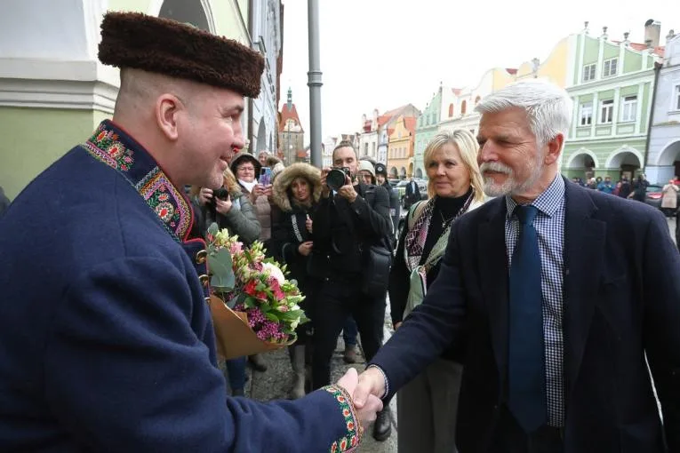 Při návštěvě Domažlic dostal Pavel kromě chodského koláče i pozvání na další ročník Chodských slavností, foto: město Domažlice