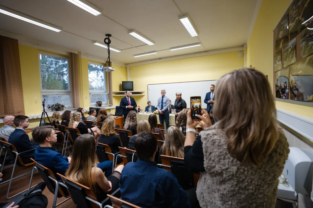Petr Pavel se setkal také se studenty Vyšší odborné školy, Obchodní akademie a Střední zdravotnické školy v Erbenově ulici v Domažlicích, foto: KPR