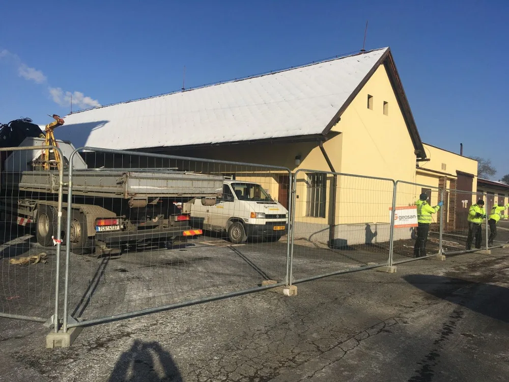 Zdemolovat se nejprve musí garáže, aby uvolnily místo pro nový pavilon