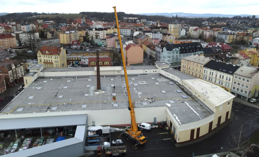 Netradiční den pracovníků hobbymarketu, rekonstruovali staré hnízdo čápů na 24 metrů vysokém komíně
