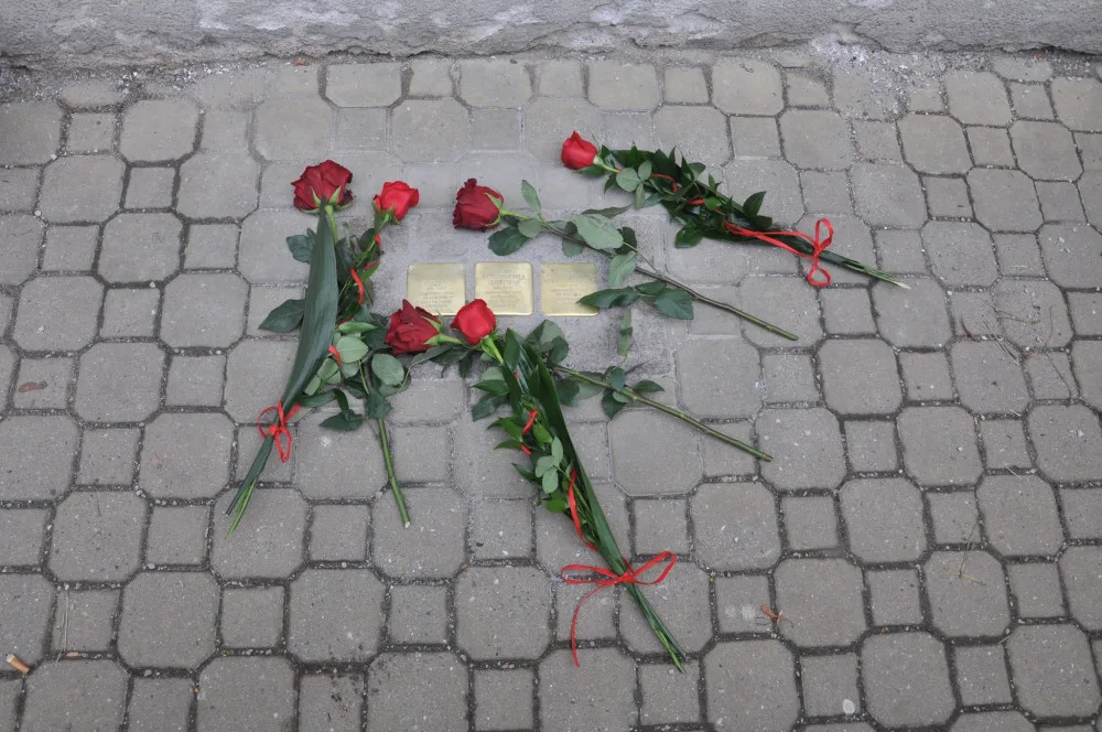 Tři kameny zmizelých připomínají rodinu Stadlerových, kterou před 82 lety odvezl transport do Terezína
