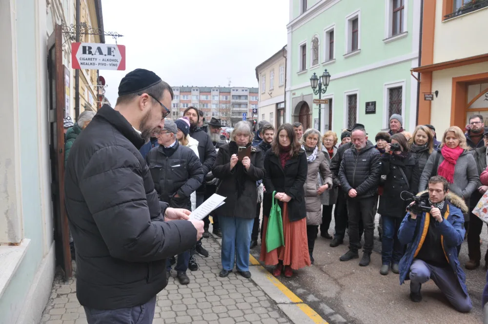Tři kameny zmizelých připomínají rodinu Stadlerových, kterou před 82 lety odvezl transport do Terezína